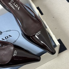 顶级品质(配高档飞机盒✈️) 2026春夏新款Prada普拉达 经典字母logo印花尖头细高跟后空凉鞋小猫跟凉鞋 绝美尖 顶级品质(配高档飞机盒✈️) 2026春夏新款Prada普拉达 经典字母logo印花尖头细高跟后空凉鞋小猫跟凉鞋 绝美尖