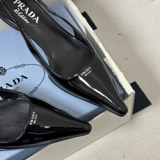 顶级品质(配高档飞机盒✈️) 2026春夏新款Prada普拉达 经典字母logo印花尖头细高跟后空凉鞋小猫跟凉鞋 绝美尖 顶级品质(配高档飞机盒✈️) 2026春夏新款Prada普拉达 经典字母logo印花尖头细高跟后空凉鞋小猫跟凉鞋 绝美尖