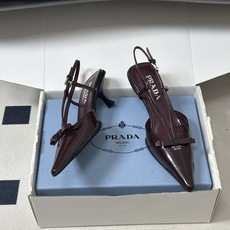 顶级品质(配高档飞机盒✈️) 2026春夏新款Prada普拉达 经典字母logo蝴蝶结T字带尖头细高跟后空凉鞋复古小猫跟 顶级品质(配高档飞机盒✈️) 2026春夏新款Prada普拉达 经典字母logo蝴蝶结T字带尖头细高跟后空凉鞋复古小猫跟