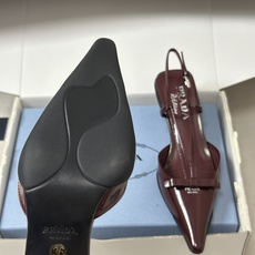 顶级品质(配高档飞机盒✈️) 2026春夏新款Prada普拉达 经典字母logo蝴蝶结T字带尖头细高跟后空凉鞋复古小猫跟 顶级品质(配高档飞机盒✈️) 2026春夏新款Prada普拉达 经典字母logo蝴蝶结T字带尖头细高跟后空凉鞋复古小猫跟