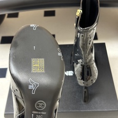 2026秋冬新款 Chanel 小香经典双C侧拉链圆头短靴高跟及踝靴复古风短靴 绝绝子系列走秀款,香家简约气质高奢风延续 2026秋冬新款 Chanel 小香经典双C侧拉链圆头短靴高跟及踝靴复古风短靴 绝绝子系列走秀款,香家简约气质高奢风延续