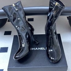 2026秋冬新款 Chanel 小香经典双C侧拉链圆头短靴高跟及踝靴复古风短靴 绝绝子系列走秀款,香家简约气质高奢风延续 2026秋冬新款 Chanel 小香经典双C侧拉链圆头短靴高跟及踝靴复古风短靴 绝绝子系列走秀款,香家简约气质高奢风延续