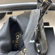 2026秋冬新款 Chanel 小香经典双C侧拉链圆头短靴高跟及踝靴复古风短靴 绝绝子系列走秀款,香家简约气质高奢风延续 2026秋冬新款 Chanel 小香经典双C侧拉链圆头短靴高跟及踝靴复古风短靴 绝绝子系列走秀款,香家简约气质高奢风延续