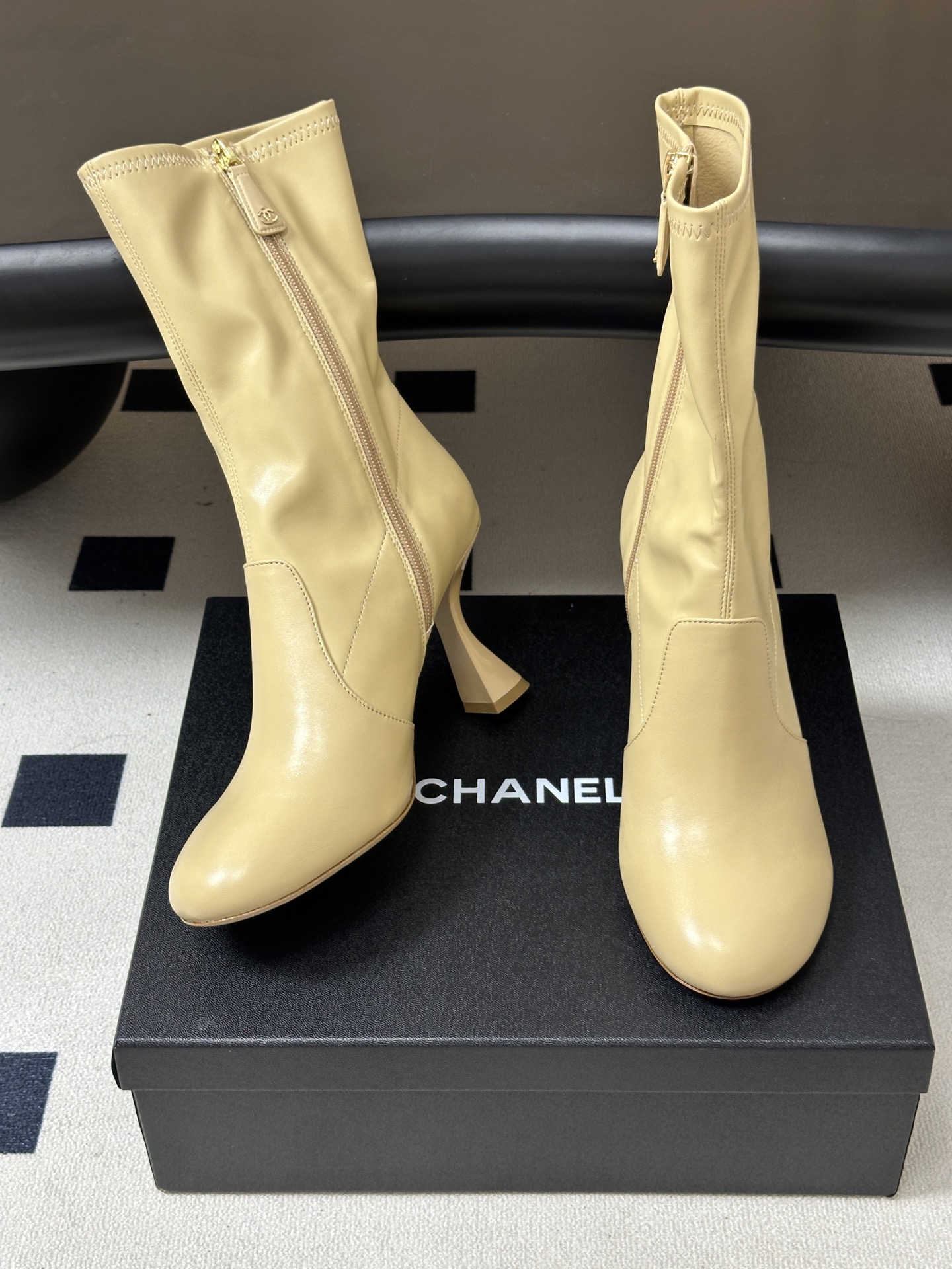 2026秋冬新款 Chanel 小香经典双C侧拉链圆头短靴高跟及踝靴复古风短靴 绝绝子系列走秀款,香家简约气质高奢风延续 2026秋冬新款 Chanel 小香经典双C侧拉链圆头短靴高跟及踝靴复古风短靴 绝绝子系列走秀款,香家简约气质高奢风延续