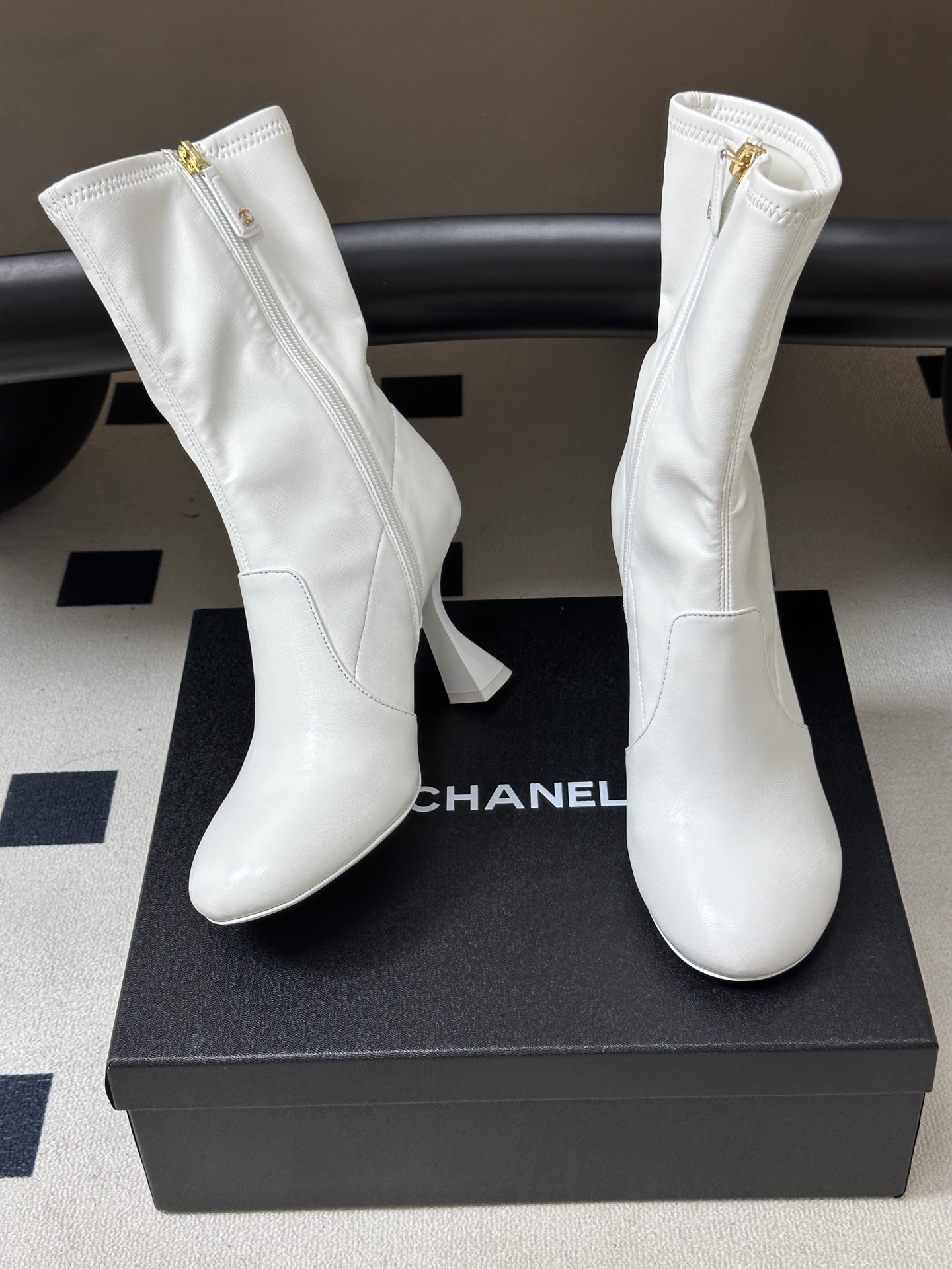 2026秋冬新款 Chanel 小香经典双C侧拉链圆头短靴高跟及踝靴复古风短靴 绝绝子系列走秀款，香家简约气质高奢风延续