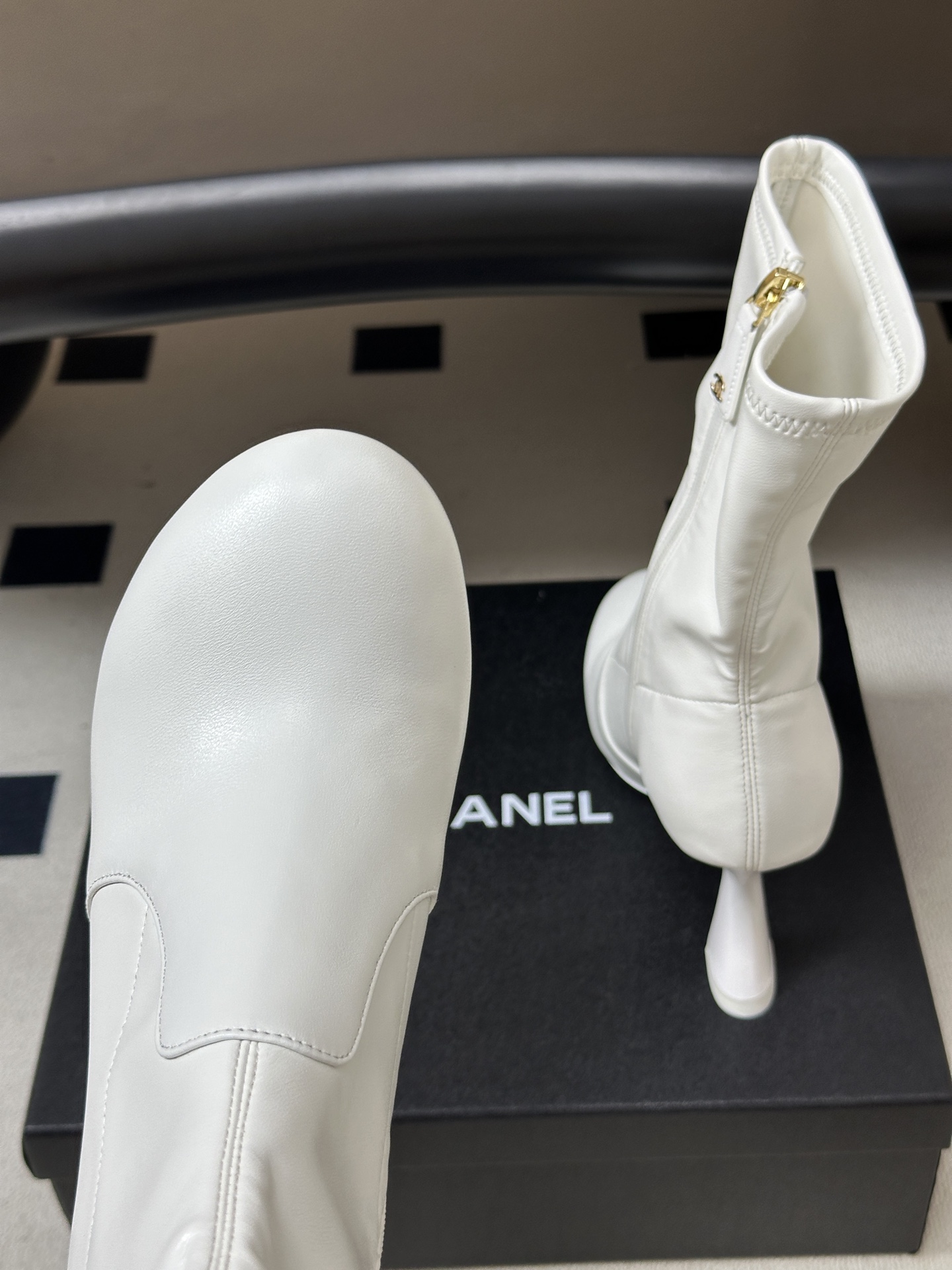 2026秋冬新款 Chanel 小香经典双C侧拉链圆头短靴高跟及踝靴复古风短靴 绝绝子系列走秀款，香家简约气质高奢风延续