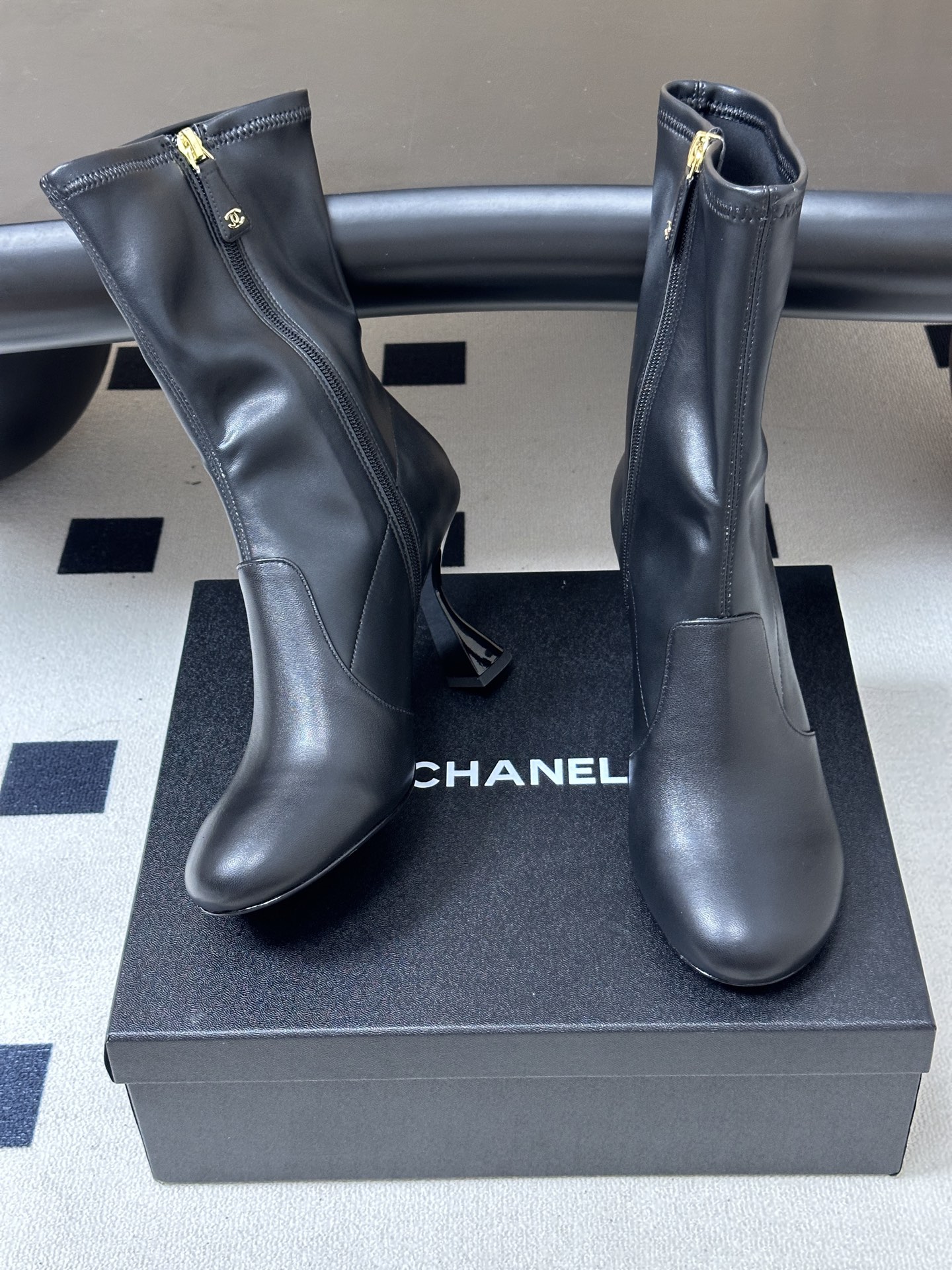 2026秋冬新款 Chanel 小香经典双C侧拉链圆头短靴高跟及踝靴复古风短靴 绝绝子系列走秀款,香家简约气质高奢风延续 2026秋冬新款 Chanel 小香经典双C侧拉链圆头短靴高跟及踝靴复古风短靴 绝绝子系列走秀款,香家简约气质高奢风延续
