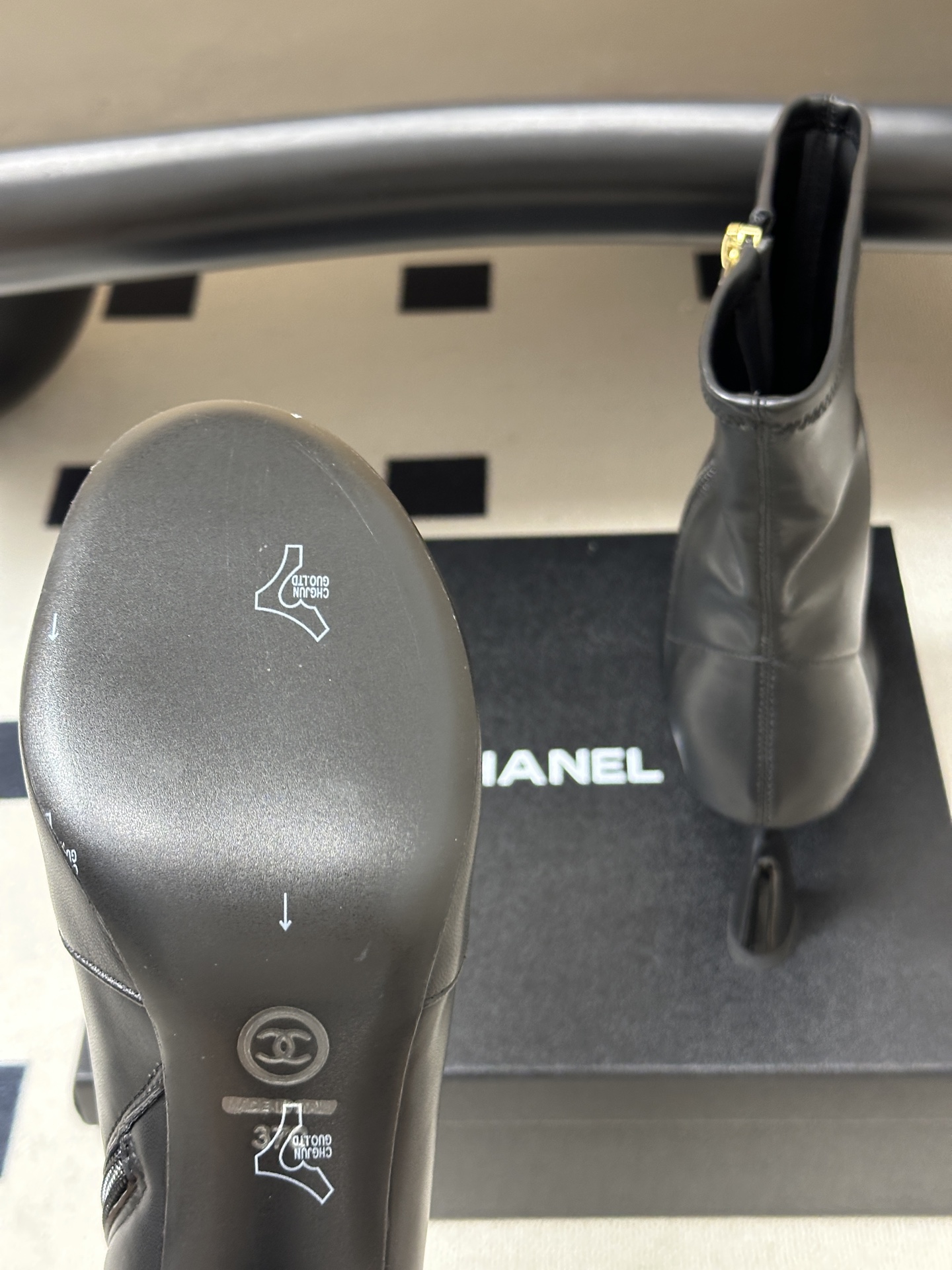 2026秋冬新款 Chanel 小香经典双C侧拉链圆头短靴高跟及踝靴复古风短靴 绝绝子系列走秀款,香家简约气质高奢风延续 2026秋冬新款 Chanel 小香经典双C侧拉链圆头短靴高跟及踝靴复古风短靴 绝绝子系列走秀款,香家简约气质高奢风延续