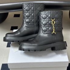 26ss早秋新款Dior 迪奥Diorly 及踝靴CD字母金属链条扣厚底短靴经典藤格纹搭扣机车风短靴 这款Diorly及 26ss早秋新款Dior 迪奥Diorly 及踝靴CD字母金属链条扣厚底短靴经典藤格纹搭扣机车风短靴 这款Diorly及