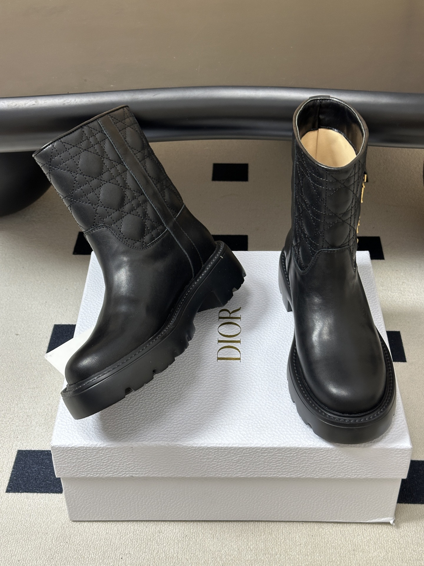 26ss早秋新款Dior 迪奥Diorly 及踝靴CD字母金属链条扣厚底短靴经典藤格纹搭扣机车风短靴 这款Diorly及 26ss早秋新款Dior 迪奥Diorly 及踝靴CD字母金属链条扣厚底短靴经典藤格纹搭扣机车风短靴 这款Diorly及