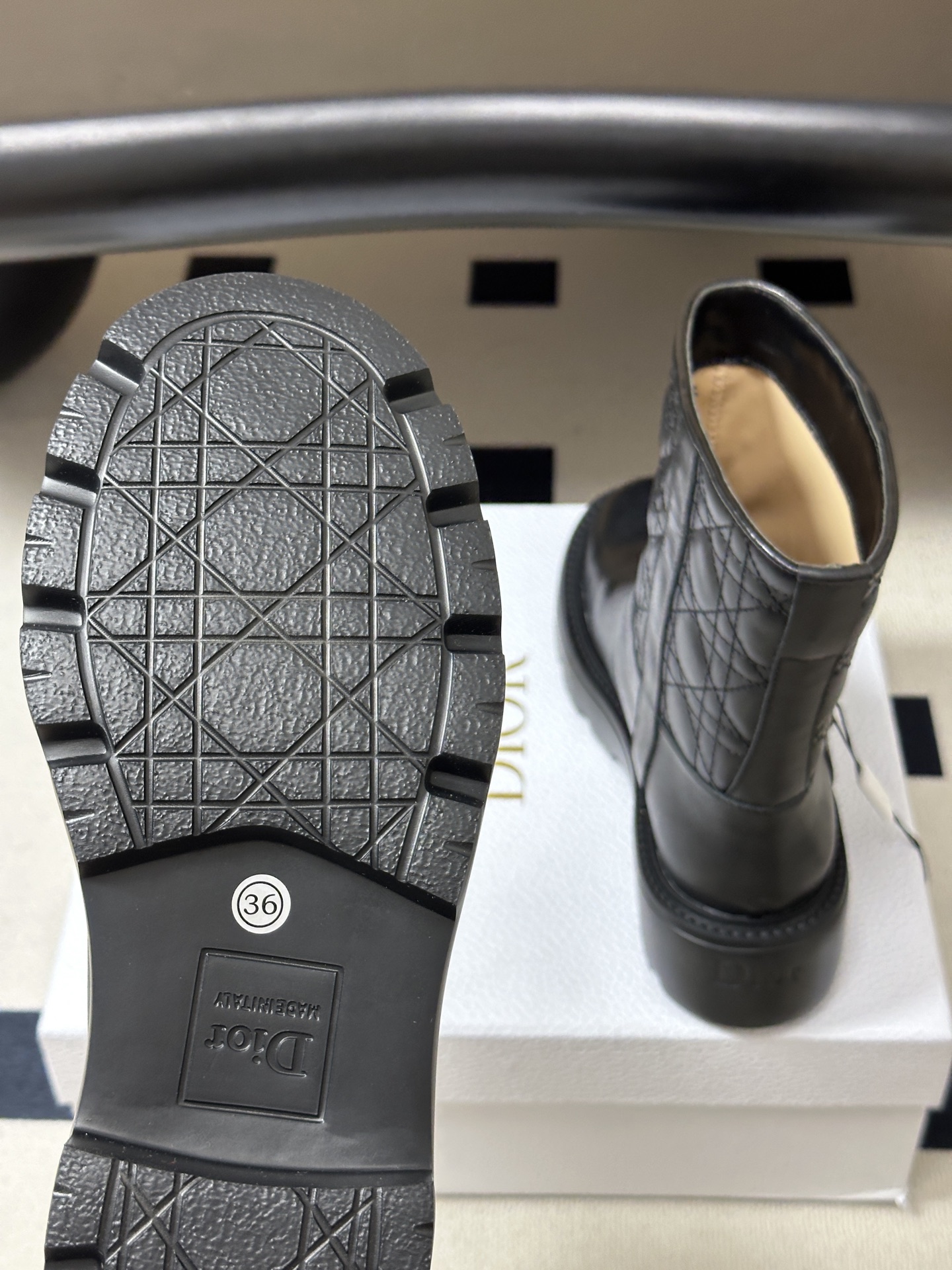 26ss早秋新款Dior 迪奥Diorly 及踝靴CD字母金属链条扣厚底短靴经典藤格纹搭扣机车风短靴 这款Diorly及 26ss早秋新款Dior 迪奥Diorly 及踝靴CD字母金属链条扣厚底短靴经典藤格纹搭扣机车风短靴 这款Diorly及