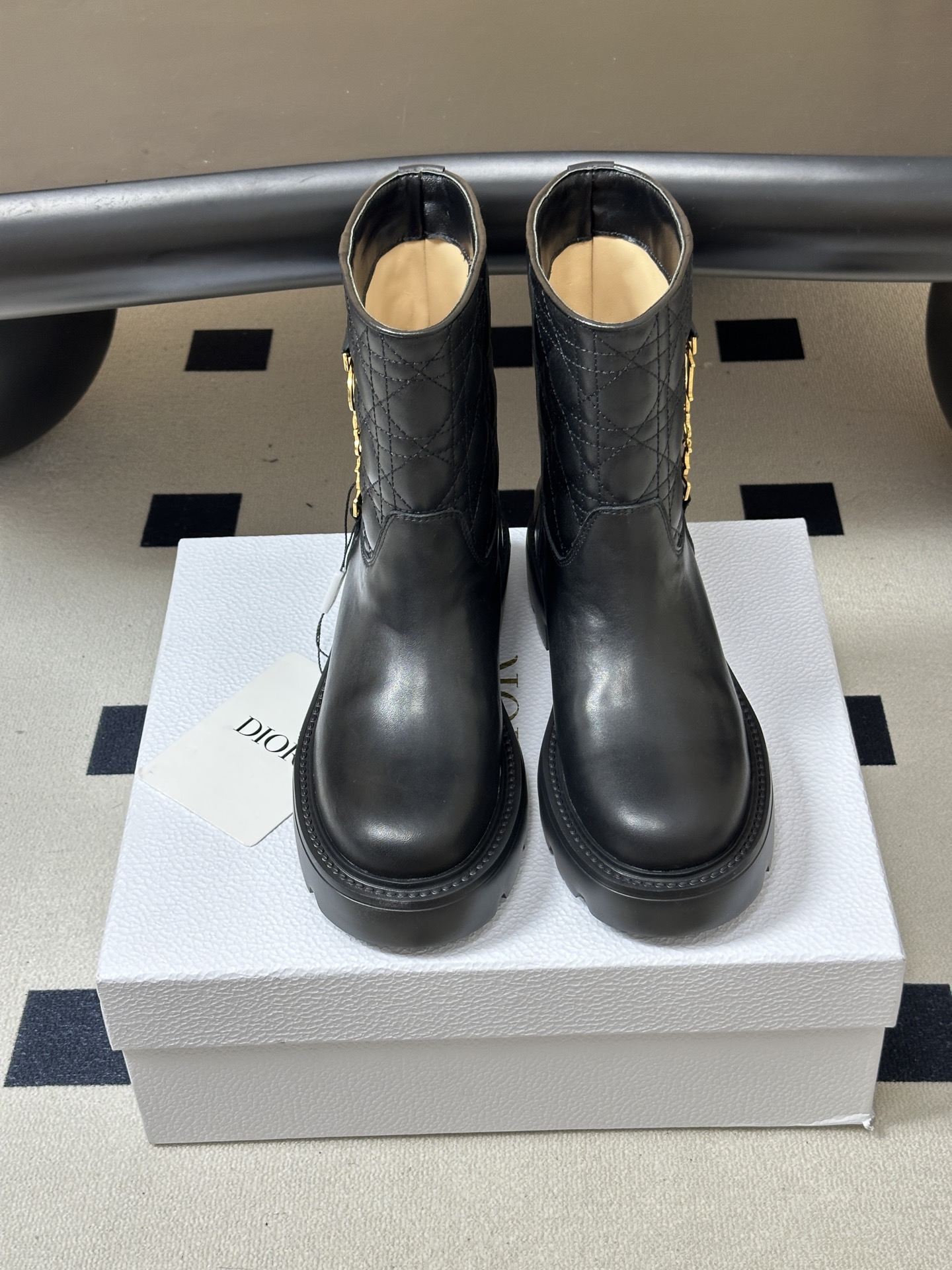 26ss早秋新款Dior 迪奥Diorly 及踝靴CD字母金属链条扣厚底短靴经典藤格纹搭扣机车风短靴 这款Diorly及 26ss早秋新款Dior 迪奥Diorly 及踝靴CD字母金属链条扣厚底短靴经典藤格纹搭扣机车风短靴 这款Diorly及