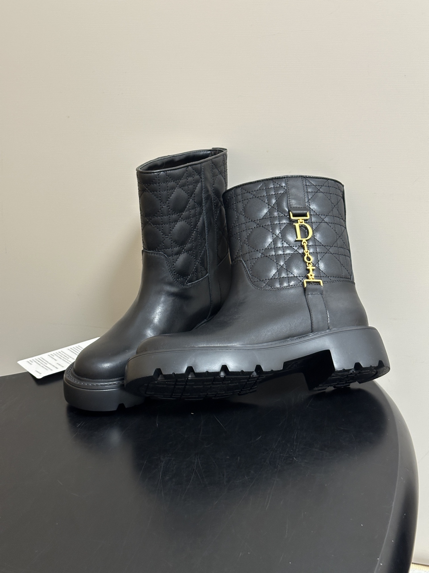 26ss早秋新款Dior 迪奥Diorly 及踝靴CD字母金属链条扣厚底短靴经典藤格纹搭扣机车风短靴 这款Diorly及 26ss早秋新款Dior 迪奥Diorly 及踝靴CD字母金属链条扣厚底短靴经典藤格纹搭扣机车风短靴 这款Diorly及