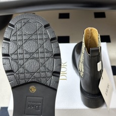 26ss早秋新款Dior 迪奥Ride 切尔西短靴 CD字母弹力松紧带厚底短靴 这款Dior Ride及踝靴以现代风格诠 26ss早秋新款Dior 迪奥Ride 切尔西短靴 CD字母弹力松紧带厚底短靴 这款Dior Ride及踝靴以现代风格诠