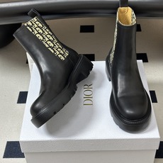 26ss早秋新款Dior 迪奥Ride 切尔西短靴 CD字母弹力松紧带厚底短靴 这款Dior Ride及踝靴以现代风格诠 26ss早秋新款Dior 迪奥Ride 切尔西短靴 CD字母弹力松紧带厚底短靴 这款Dior Ride及踝靴以现代风格诠