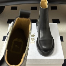 26ss早秋新款Dior 迪奥Ride 切尔西短靴 CD字母弹力松紧带厚底短靴 这款Dior Ride及踝靴以现代风格诠 26ss早秋新款Dior 迪奥Ride 切尔西短靴 CD字母弹力松紧带厚底短靴 这款Dior Ride及踝靴以现代风格诠