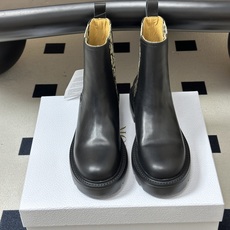 26ss早秋新款Dior 迪奥Ride 切尔西短靴 CD字母弹力松紧带厚底短靴 这款Dior Ride及踝靴以现代风格诠 26ss早秋新款Dior 迪奥Ride 切尔西短靴 CD字母弹力松紧带厚底短靴 这款Dior Ride及踝靴以现代风格诠