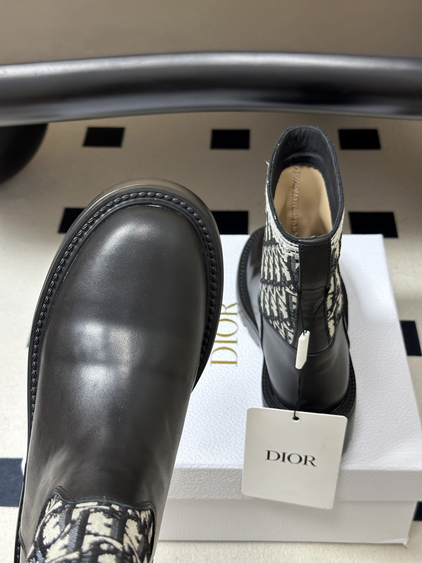 26ss早秋新款Dior 迪奥Dentelle短靴CD字母刺绣一脚蹬厚底短靴宽筒短筒靴 这款Dior Dentelle靴 26ss早秋新款Dior 迪奥Dentelle短靴CD字母刺绣一脚蹬厚底短靴宽筒短筒靴 这款Dior Dentelle靴