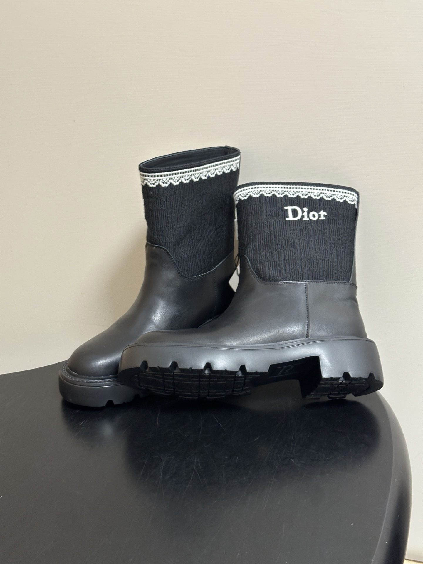 26ss早秋新款Dior 迪奥Dentelle短靴CD字母刺绣一脚蹬厚底短靴宽筒短筒靴 这款Dior Dentelle靴 26ss早秋新款Dior 迪奥Dentelle短靴CD字母刺绣一脚蹬厚底短靴宽筒短筒靴 这款Dior Dentelle靴