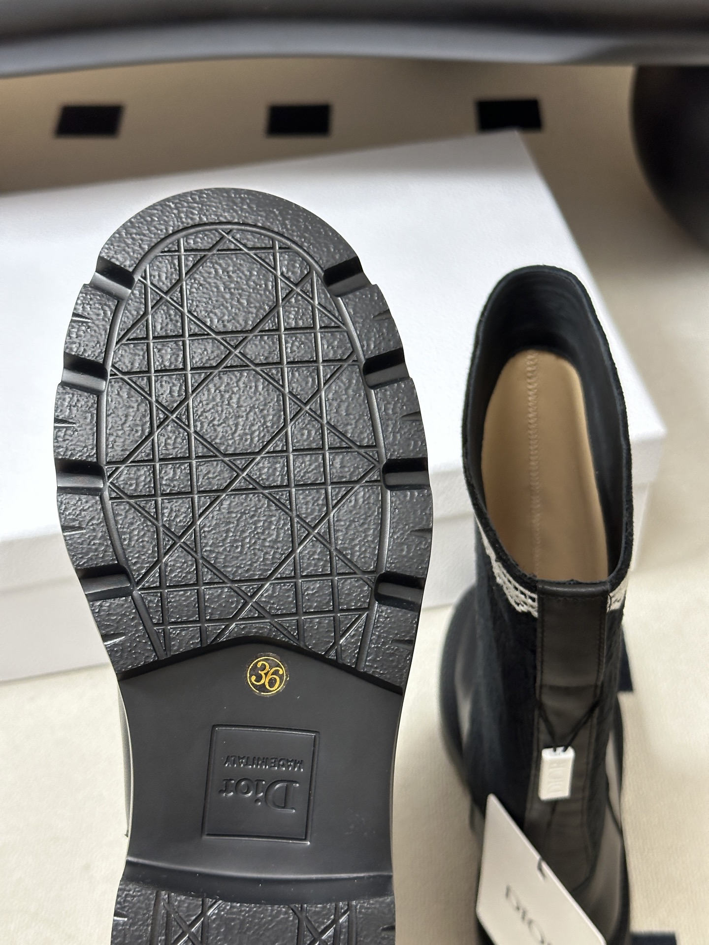 26ss早秋新款Dior 迪奥Dentelle 骑士靴CD字母刺绣一脚蹬厚底长靴宽筒直筒靴 这款Dior Dentell 26ss早秋新款Dior 迪奥Dentelle 骑士靴CD字母刺绣一脚蹬厚底长靴宽筒直筒靴 这款Dior Dentell