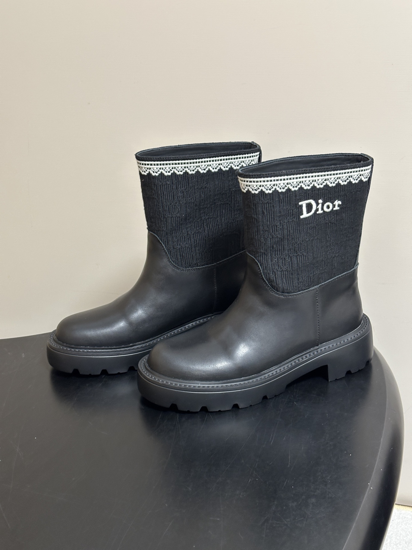 26ss早秋新款Dior 迪奥Dentelle短靴CD字母刺绣一脚蹬厚底短靴宽筒短筒靴 这款Dior Dentelle靴 26ss早秋新款Dior 迪奥Dentelle短靴CD字母刺绣一脚蹬厚底短靴宽筒短筒靴 这款Dior Dentelle靴