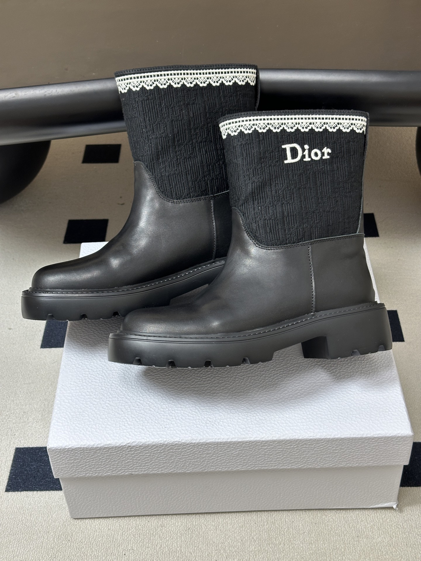 26ss早秋新款Dior 迪奥Dentelle短靴CD字母刺绣一脚蹬厚底短靴宽筒短筒靴 这款Dior Dentelle靴 26ss早秋新款Dior 迪奥Dentelle短靴CD字母刺绣一脚蹬厚底短靴宽筒短筒靴 这款Dior Dentelle靴