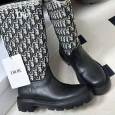 26ss早秋新款Dior 迪奥Dentelle 骑士靴CD字母刺绣一脚蹬厚底长靴宽筒直筒靴 这款Dior Dentell 26ss早秋新款Dior 迪奥Dentelle 骑士靴CD字母刺绣一脚蹬厚底长靴宽筒直筒靴 这款Dior Dentell