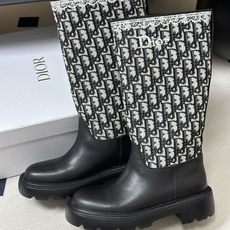 26ss早秋新款Dior 迪奥Dentelle 骑士靴CD字母刺绣一脚蹬厚底长靴宽筒直筒靴 这款Dior Dentell 26ss早秋新款Dior 迪奥Dentelle 骑士靴CD字母刺绣一脚蹬厚底长靴宽筒直筒靴 这款Dior Dentell