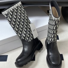26ss早秋新款Dior 迪奥Dentelle 骑士靴CD字母刺绣一脚蹬厚底长靴宽筒直筒靴 这款Dior Dentell 26ss早秋新款Dior 迪奥Dentelle 骑士靴CD字母刺绣一脚蹬厚底长靴宽筒直筒靴 这款Dior Dentell