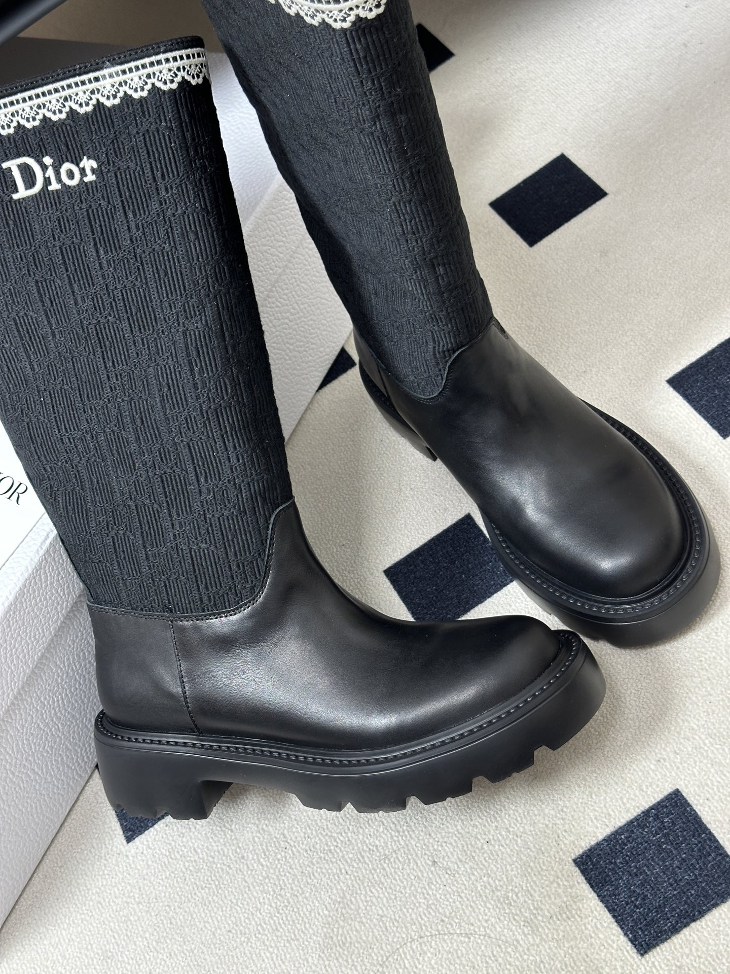 26ss早秋新款Dior 迪奥Dentelle 骑士靴CD字母刺绣一脚蹬厚底长靴宽筒直筒靴 这款Dior Dentell 26ss早秋新款Dior 迪奥Dentelle 骑士靴CD字母刺绣一脚蹬厚底长靴宽筒直筒靴 这款Dior Dentell