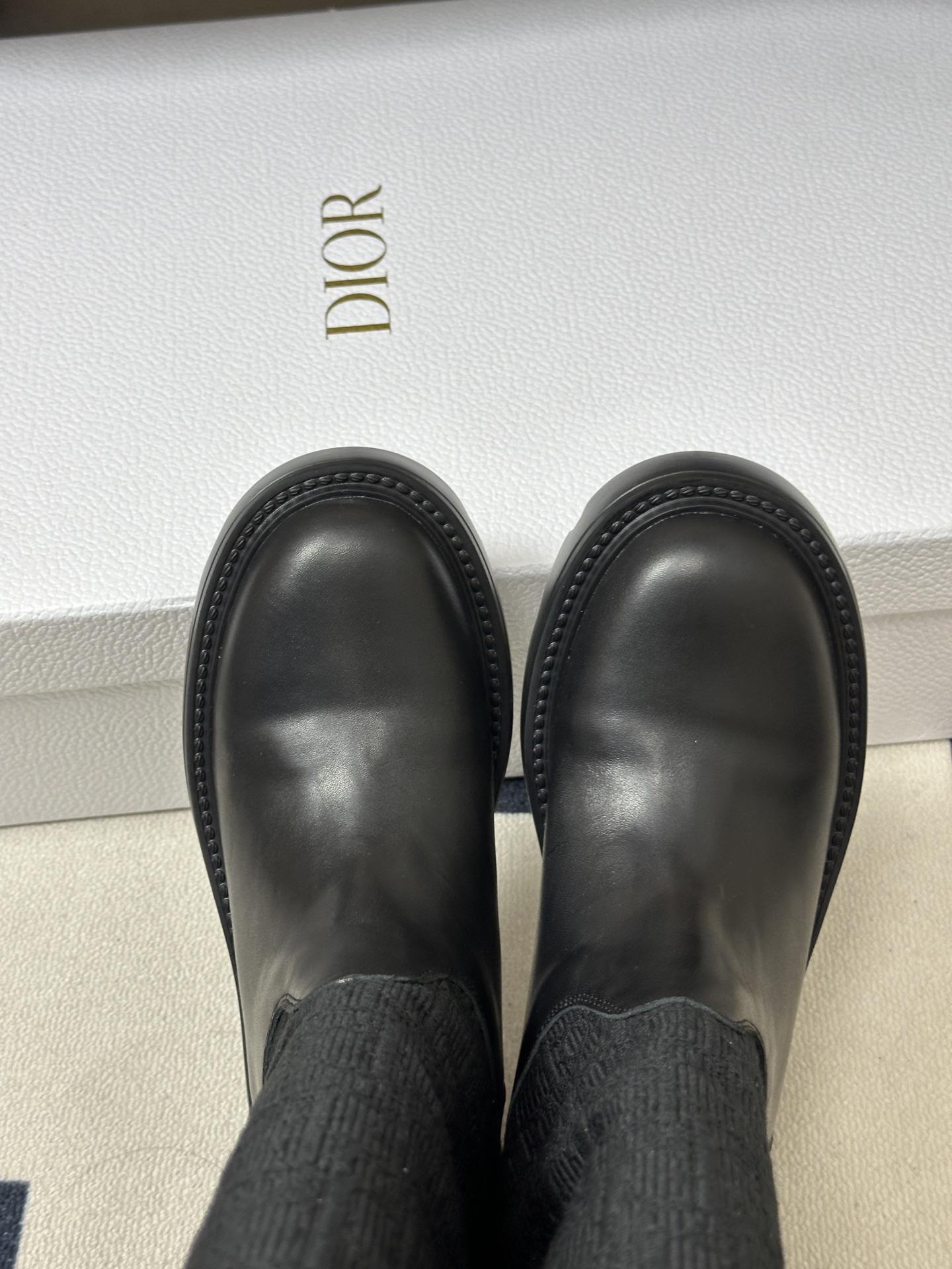 26ss早秋新款Dior 迪奥Dentelle 骑士靴CD字母刺绣一脚蹬厚底长靴宽筒直筒靴 这款Dior Dentell 26ss早秋新款Dior 迪奥Dentelle 骑士靴CD字母刺绣一脚蹬厚底长靴宽筒直筒靴 这款Dior Dentell
