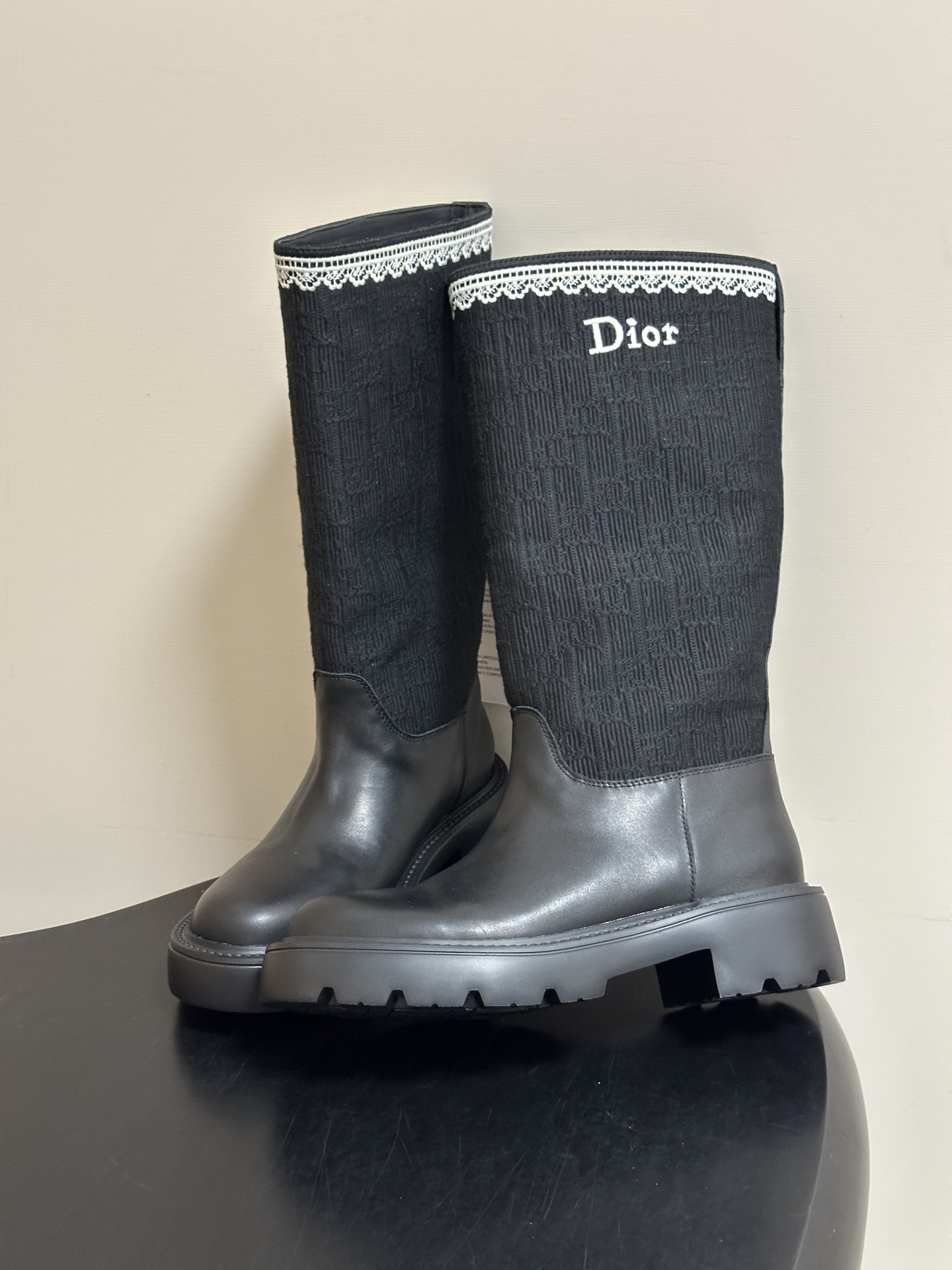 26ss早秋新款Dior 迪奥Dentelle 骑士靴CD字母刺绣一脚蹬厚底长靴宽筒直筒靴 这款Dior Dentell 26ss早秋新款Dior 迪奥Dentelle 骑士靴CD字母刺绣一脚蹬厚底长靴宽筒直筒靴 这款Dior Dentell
