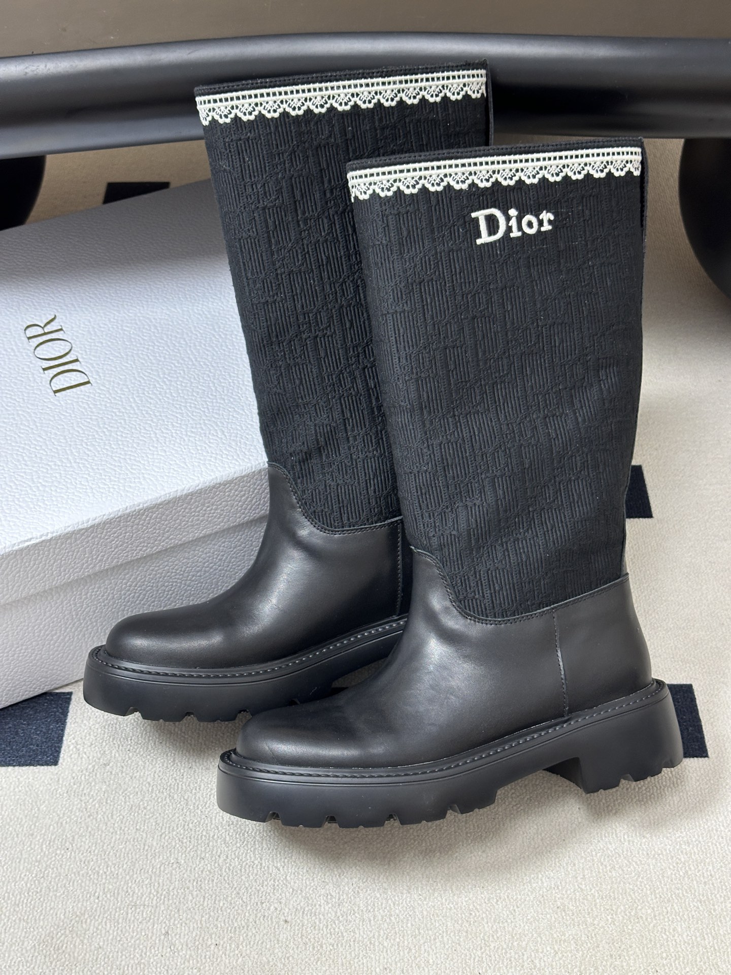 26ss早秋新款Dior 迪奥Dentelle 骑士靴CD字母刺绣一脚蹬厚底长靴宽筒直筒靴 这款Dior Dentell 26ss早秋新款Dior 迪奥Dentelle 骑士靴CD字母刺绣一脚蹬厚底长靴宽筒直筒靴 这款Dior Dentell
