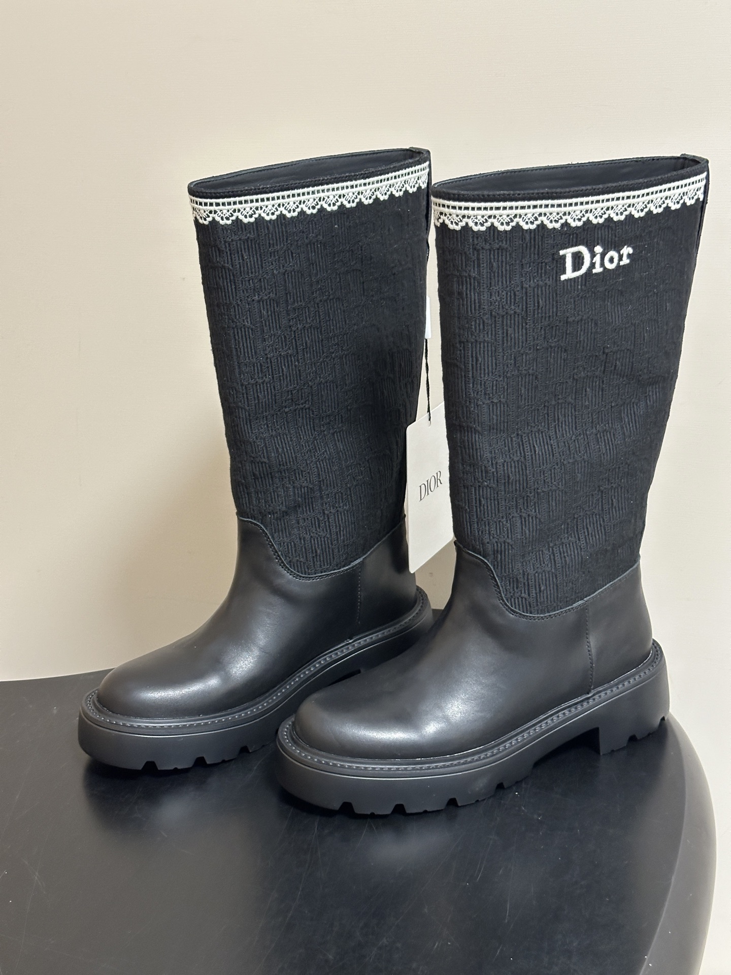 26ss早秋新款Dior 迪奥Dentelle 骑士靴CD字母刺绣一脚蹬厚底长靴宽筒直筒靴 这款Dior Dentell 26ss早秋新款Dior 迪奥Dentelle 骑士靴CD字母刺绣一脚蹬厚底长靴宽筒直筒靴 这款Dior Dentell