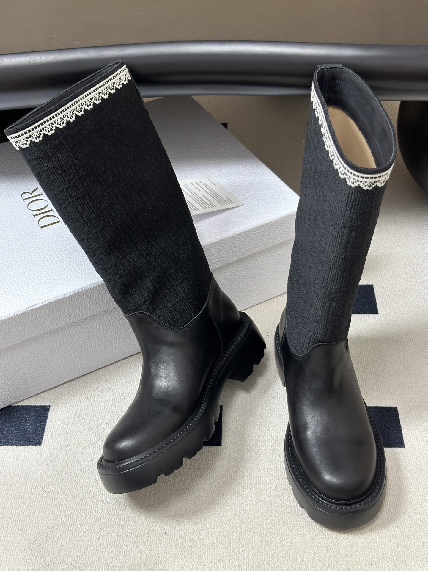 26ss早秋新款Dior 迪奥Dentelle 骑士靴CD字母刺绣一脚蹬厚底长靴宽筒直筒靴 这款Dior Dentell 26ss早秋新款Dior 迪奥Dentelle 骑士靴CD字母刺绣一脚蹬厚底长靴宽筒直筒靴 这款Dior Dentell
