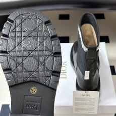 26ss早秋新款Dior 迪奥Dentelle短靴CD字母刺绣一脚蹬厚底短靴宽筒短筒靴 这款Dior Dentelle靴 26ss早秋新款Dior 迪奥Dentelle短靴CD字母刺绣一脚蹬厚底短靴宽筒短筒靴 这款Dior Dentelle靴