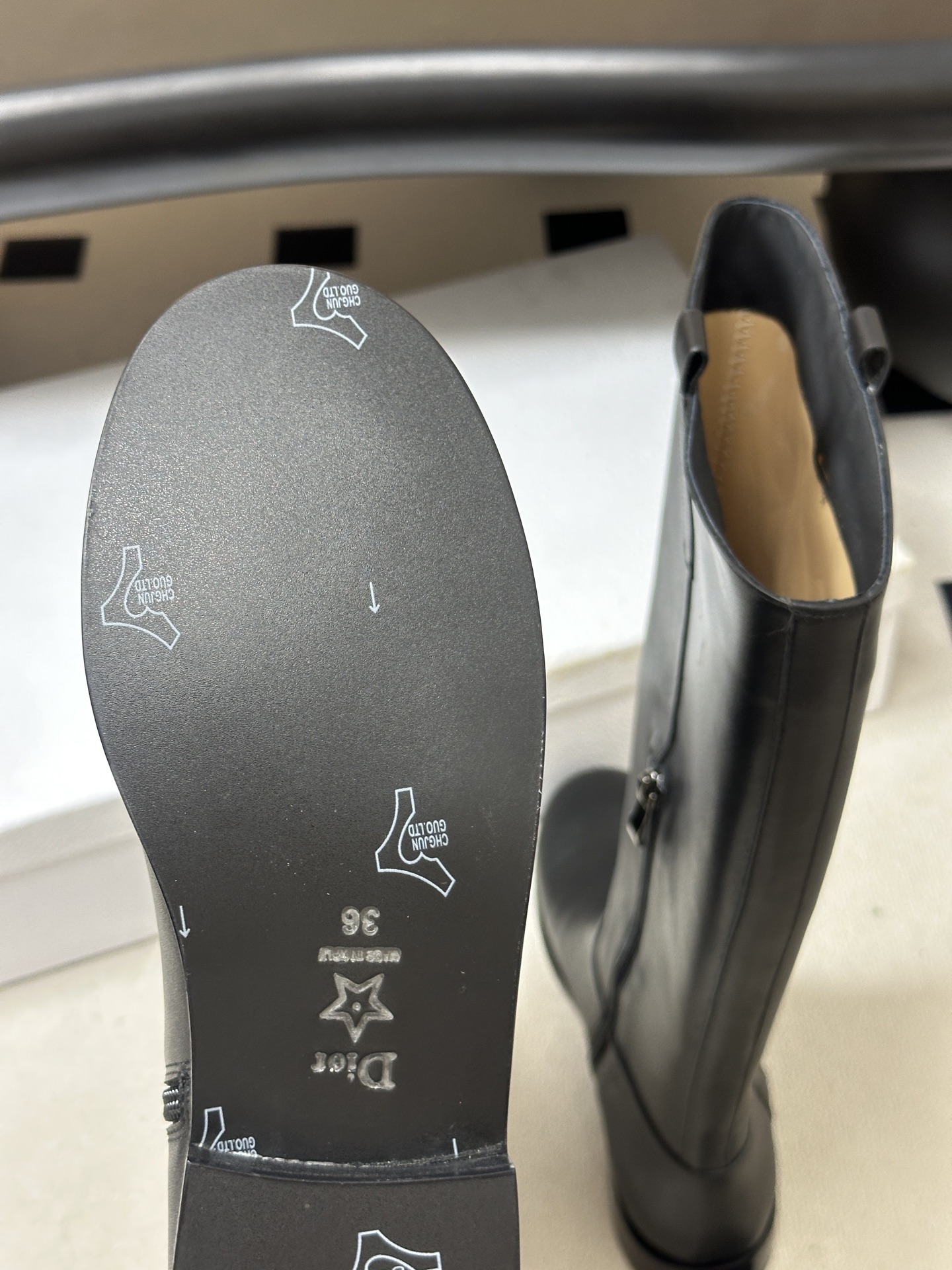 2026秋冬新款Dior迪奥Diorly骑士靴经典CD金属字母链条扣一脚蹬搭扣直筒长靴 这款Diorly靴子由乔纳森·安 2026秋冬新款Dior迪奥Diorly骑士靴经典CD金属字母链条扣一脚蹬搭扣直筒长靴 这款Diorly靴子由乔纳森·安