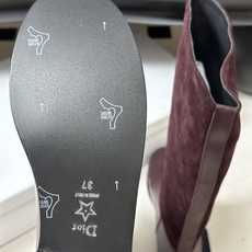 2026秋冬新款Dior迪奥 Medaillon骑士靴经典CD字母刺绣一脚蹬搭扣直筒长靴 这款靴子由乔纳森·安德森(Jo 2026秋冬新款Dior迪奥 Medaillon骑士靴经典CD字母刺绣一脚蹬搭扣直筒长靴 这款靴子由乔纳森·安德森(Jo