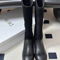 2026秋冬新款Dior迪奥 Medaillon骑士靴经典CD字母刺绣一脚蹬搭扣直筒长靴 这款靴子由乔纳森·安德森(Jo 2026秋冬新款Dior迪奥 Medaillon骑士靴经典CD字母刺绣一脚蹬搭扣直筒长靴 这款靴子由乔纳森·安德森(Jo