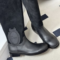 2026秋冬新款Dior迪奥 Medaillon骑士靴经典CD字母刺绣一脚蹬搭扣直筒长靴 这款靴子由乔纳森·安德森(Jo 2026秋冬新款Dior迪奥 Medaillon骑士靴经典CD字母刺绣一脚蹬搭扣直筒长靴 这款靴子由乔纳森·安德森(Jo
