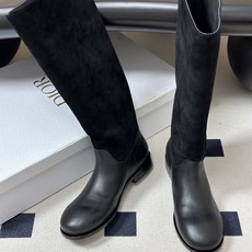 2026秋冬新款Dior迪奥 Medaillon骑士靴经典CD字母刺绣一脚蹬搭扣直筒长靴 这款靴子由乔纳森·安德森(Jo 2026秋冬新款Dior迪奥 Medaillon骑士靴经典CD字母刺绣一脚蹬搭扣直筒长靴 这款靴子由乔纳森·安德森(Jo