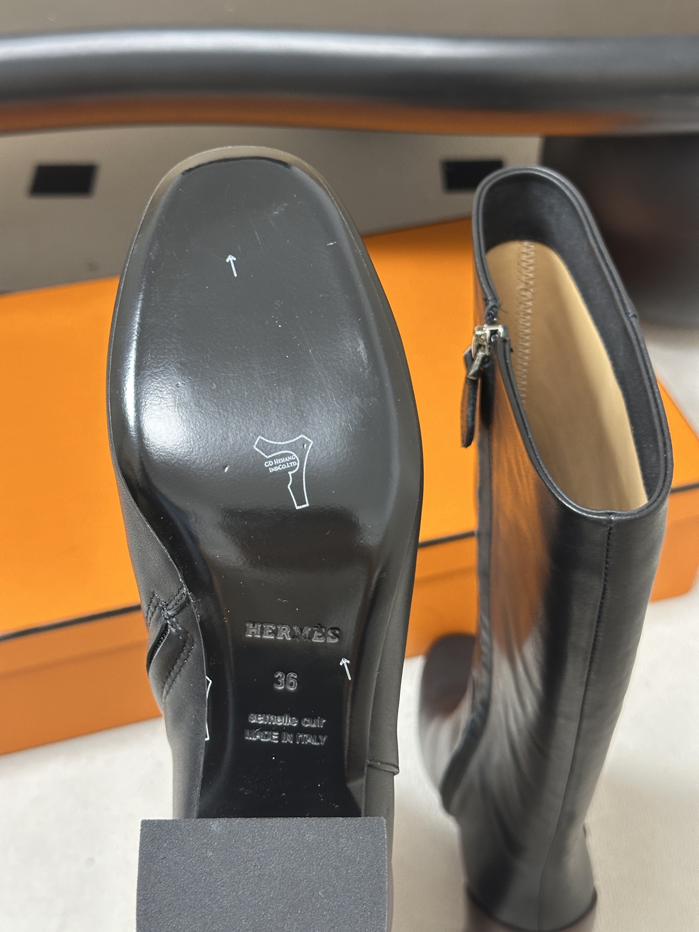 Hermes 爱马仕🐎 H家 2026 秋冬新款 Nueva 60长靴复古老钱长靴系列几何异形鞋跟侧拉链直筒高跟长靴 几 Hermes 爱马仕🐎 H家 2026 秋冬新款 Nueva 60长靴复古老钱长靴系列几何异形鞋跟侧拉链直筒高跟长靴 几