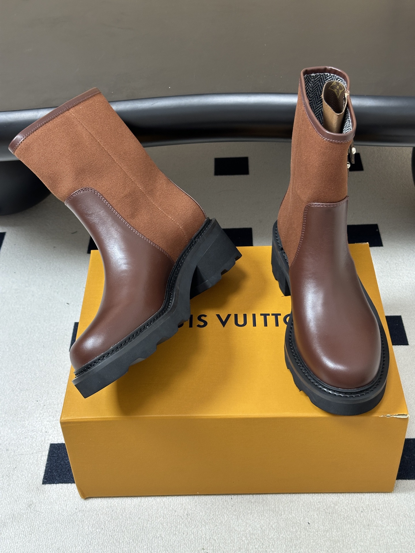 26Fw秋冬新款Louis vuitton LV BEAUBOURG及踝靴老花吊坠宽筒矮靴厚底侧拉链短靴 本款 LV B