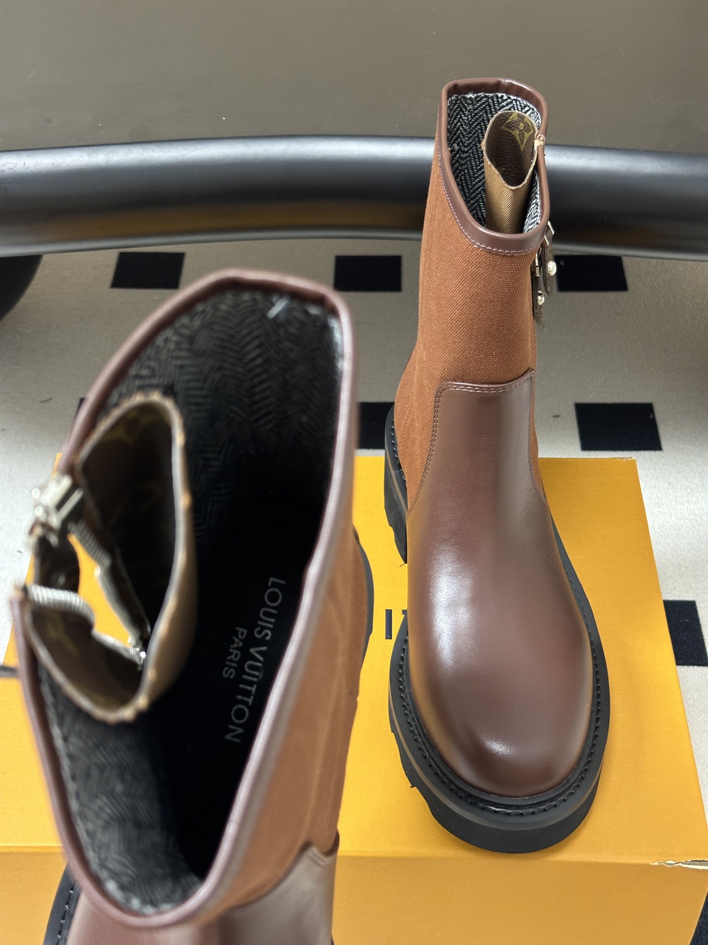 26Fw秋冬新款Louis vuitton LV BEAUBOURG及踝靴老花吊坠宽筒矮靴厚底侧拉链短靴 本款 LV B
