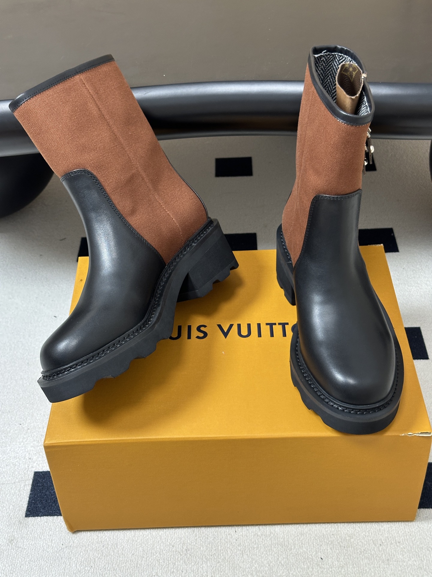 26Fw秋冬新款Louis vuitton LV BEAUBOURG及踝靴老花吊坠宽筒矮靴厚底侧拉链短靴 本款 LV B