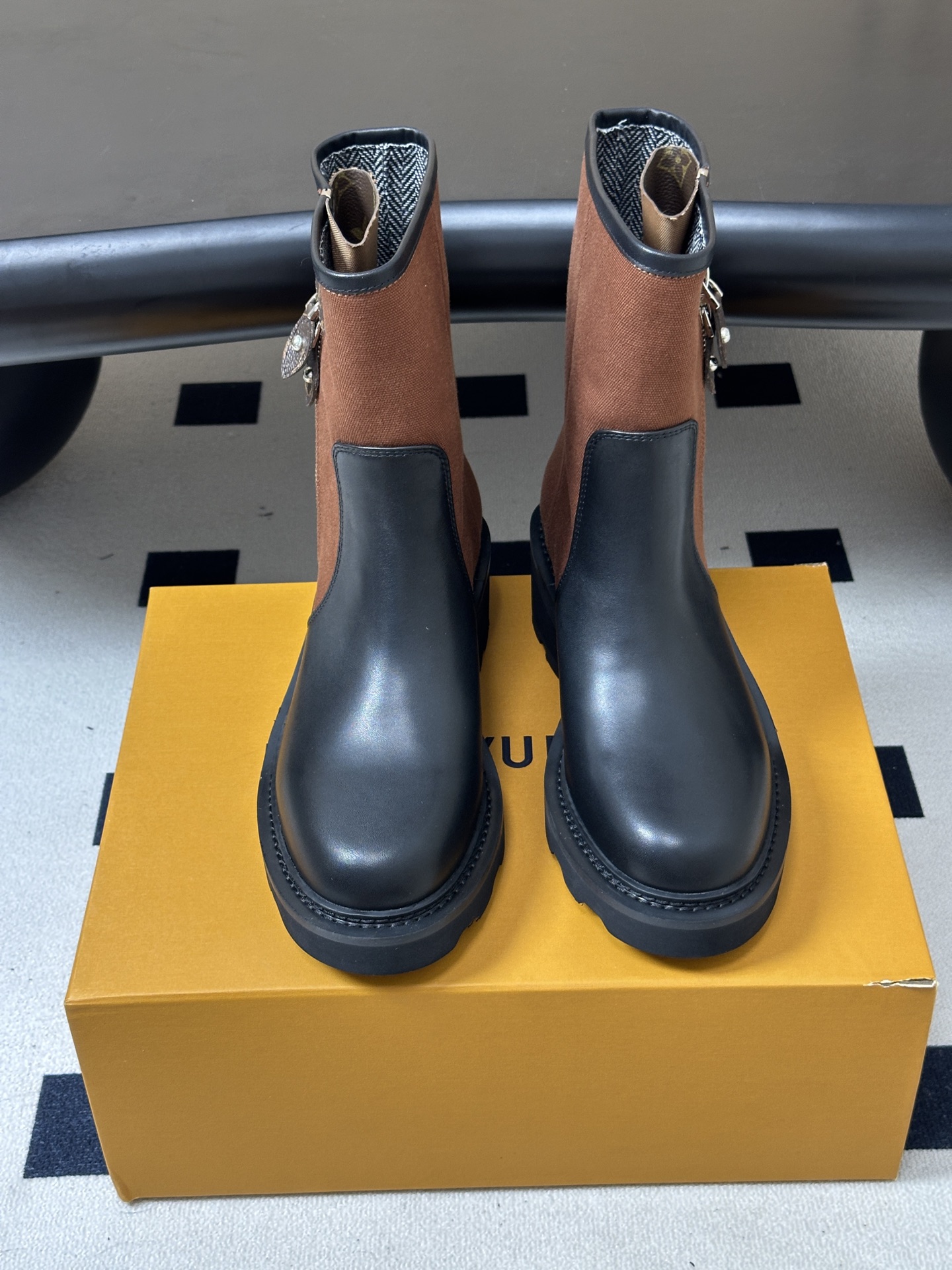 26Fw秋冬新款Louis vuitton LV BEAUBOURG及踝靴老花吊坠宽筒矮靴厚底侧拉链短靴 本款 LV B