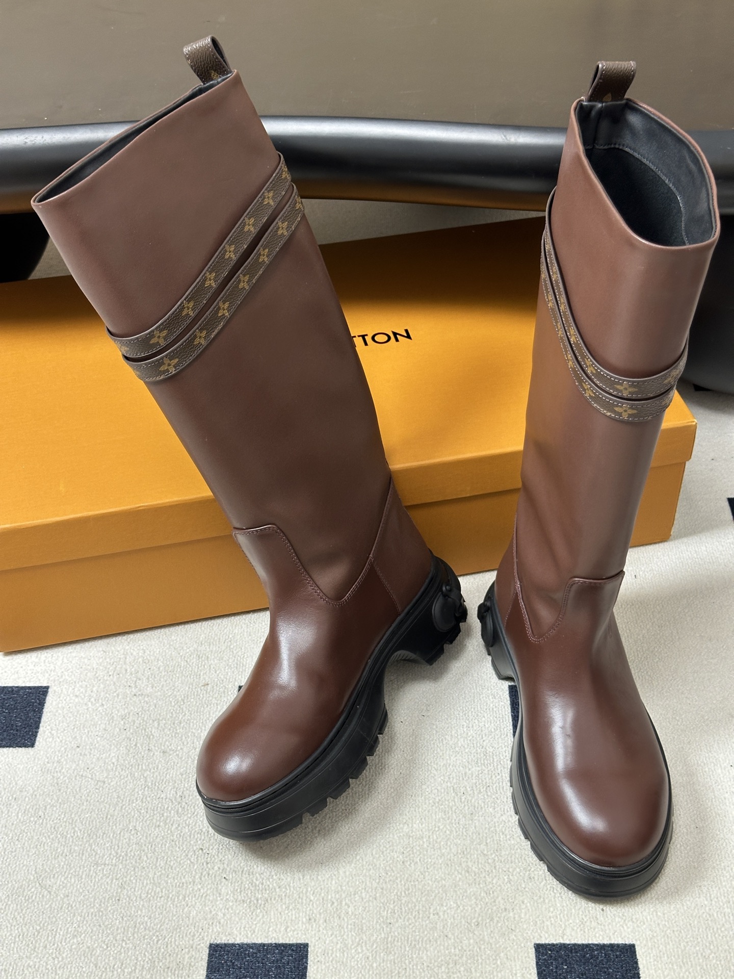 26Fw秋冬新款Louis vuitton LV SQUAD 高筒靴老钱复古风骑士靴一脚蹬直筒靴老花皮带扣厚底长靴 本款 26Fw秋冬新款Louis vuitton LV SQUAD 高筒靴老钱复古风骑士靴一脚蹬直筒靴老花皮带扣厚底长靴 本款