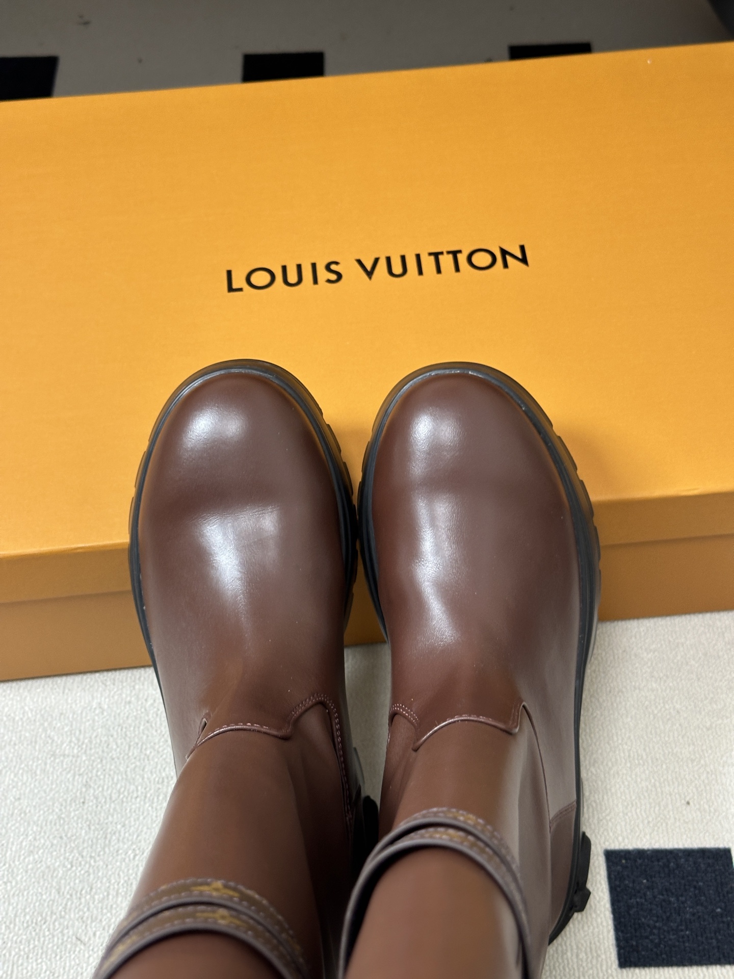 26Fw秋冬新款Louis vuitton LV SQUAD 高筒靴老钱复古风骑士靴一脚蹬直筒靴老花皮带扣厚底长靴 本款 26Fw秋冬新款Louis vuitton LV SQUAD 高筒靴老钱复古风骑士靴一脚蹬直筒靴老花皮带扣厚底长靴 本款