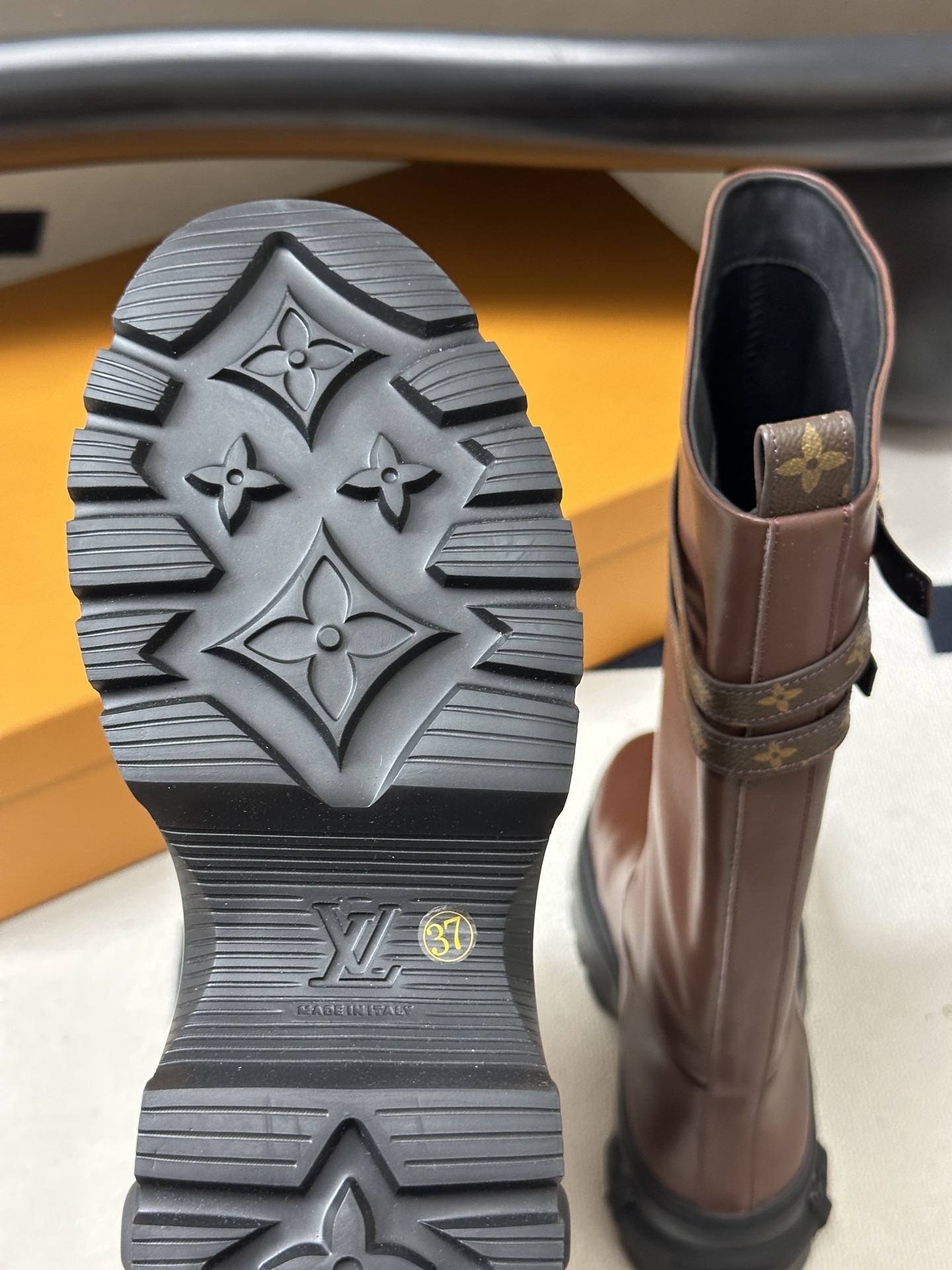 26Fw秋冬新款Louis vuitton LV SQUAD 高筒靴老钱复古风骑士靴一脚蹬直筒靴老花皮带扣厚底长靴 本款 26Fw秋冬新款Louis vuitton LV SQUAD 高筒靴老钱复古风骑士靴一脚蹬直筒靴老花皮带扣厚底长靴 本款