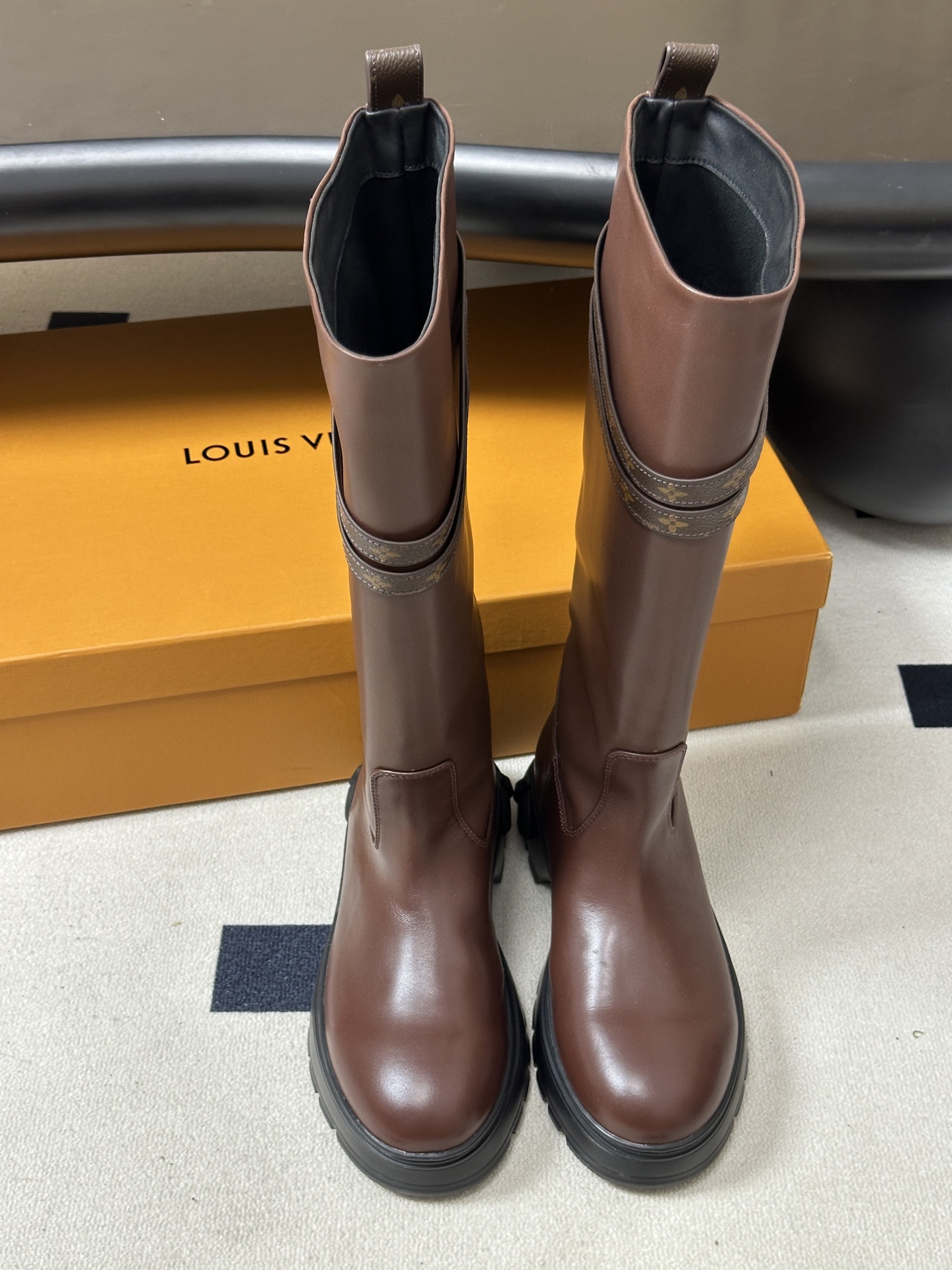 26Fw秋冬新款Louis vuitton LV SQUAD 高筒靴老钱复古风骑士靴一脚蹬直筒靴老花皮带扣厚底长靴 本款 26Fw秋冬新款Louis vuitton LV SQUAD 高筒靴老钱复古风骑士靴一脚蹬直筒靴老花皮带扣厚底长靴 本款